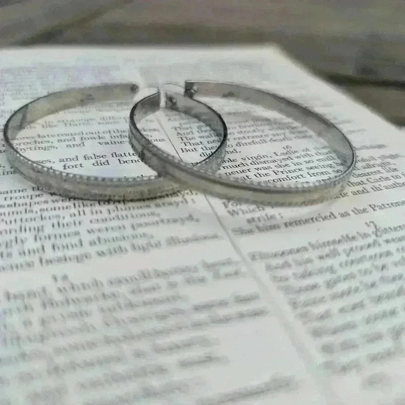 Vintage silvertone hoop earrings - Picture 2 of 5